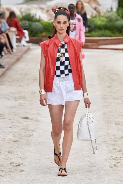 Look 16